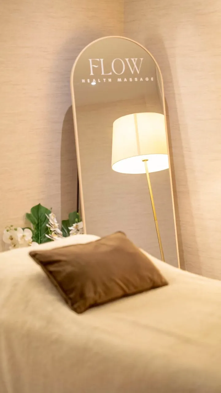 มุมพักผ่อนพร้อมกระจกสลักโลโก้ FLOW Health Massage